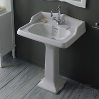 С пьедесталом